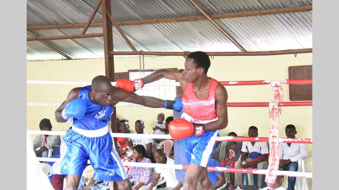 Boxe : Jeu de chaises musicales...