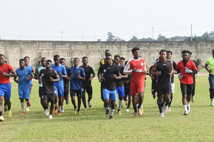Football : CMS et AS Pélican se préparent avec les moyens du bord