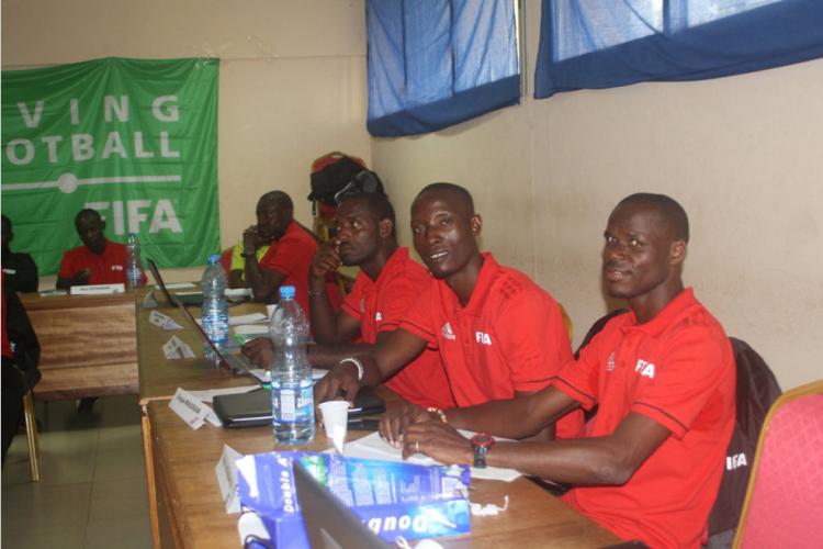 Football : 28 hommes en noir gabonais outillés