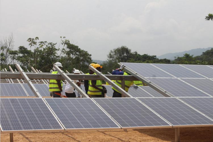 Energie : Première centrale solaire du Gabon en construction à Ndjolé