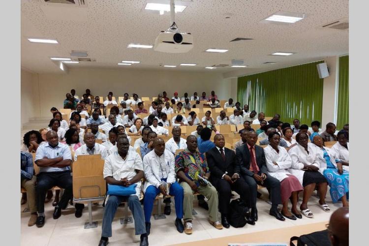 Gestion du Covid-19 : l'ire des blouses blanches