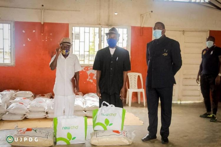 Kits alimentaires : distribution dans le respect des gestes barrières au 4e arrondissement