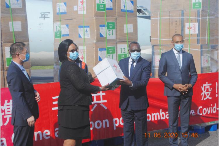 Coopération : Remise du deuxième don de matériels chinois