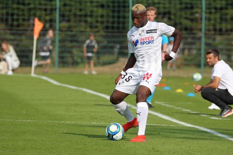 Football : Eneme Ella continue de "manger son pain noir "