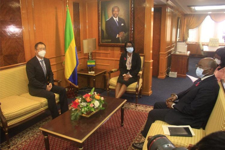 Coopération Gabon-Chine : Hu Changchun reçu à la Primature
