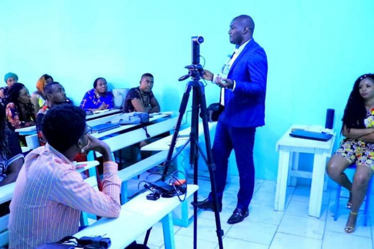 Devenir influenceur web  : Steve Fah transmet les codes aux jeunes gabonais