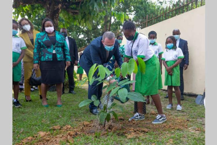 Environnement  : Lee White lance la sensibilisation en milieu scolaire